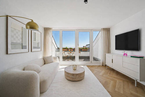 Wohnzimmer mit Logia und See und Bergsicht - 3 Zimmer Etagenwohnung zum Kaufen in Friedrichshafen