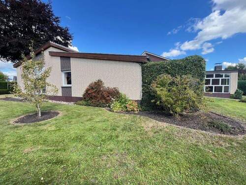 Haus_Seitenansicht und Garten (2) - 