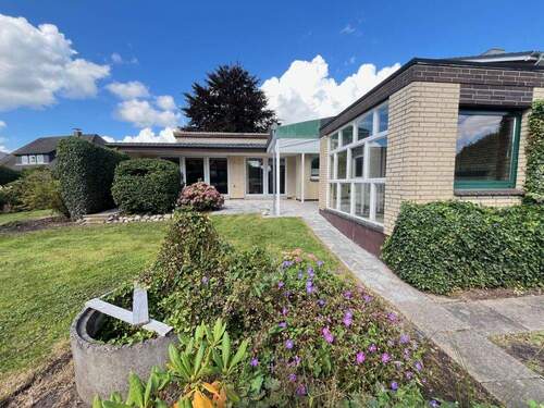 Haus_Hinteransicht und Garten (5) - Ihr neuer Lebensmittelpunkt in Varel! ZENTRAL+Ruhig Bevorzugte WOHNLAGE - viel Platz + individuell mit viel Potenzial!