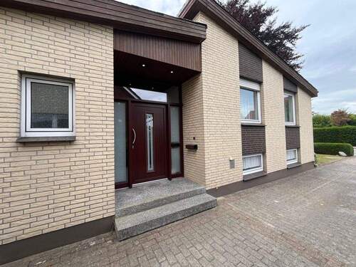 Einfahrt und Eingang (3) - Einfamilienhaus mit 133,30 m² in Varel zum Kaufen