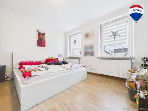 REMAX Immobilien DeLux Eigentumswohnung Schlafzimmer Schwalbach Mark Borowicz - 