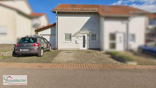 Straßenansicht - GRENZNÄHE! NUR 15 MINUTEN BIS L-SCHENGEN: SEHR GEPFLEGTES WOHNHAUS MIT 4 SCHLAFZIMMERN