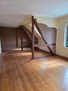 Wohnzimmer - 3 Raum- Dachgeschoss- Wohnung mit EBK, 2 Bädern und tollem Ausblick zu vermieten!