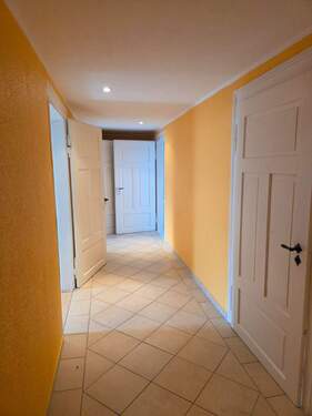 Flur - Etagenwohnung mit 112,00 m&sup2; in Geringswalde zur Miete