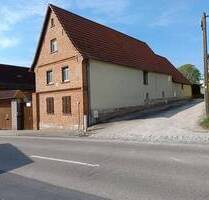- Einfamilienhaus mit Nebengebäude auf kleinem Grundstück - - Teuchern Prittitz