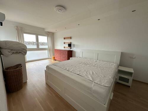 schickes Schlafzimmer, mit Zugang Balkon - 