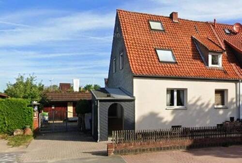 Außenansicht ab Straße - Arnum: DHH mit gr.Garten, Dachterrasse & 2 Garagen - Ideal f. Familie oder Mehrgenerationenwohnen