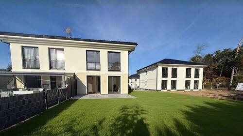Gartenansicht - Exklusives Neubau-Doppelhaus am See - Energieeffizient & modern