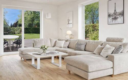 Wohnzimmer mit viel Sonne und Ausgang zur Terrasse - Grundstück in Hamburg zum Kaufen