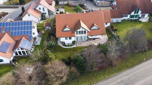 Vogelperspektive West Ansicht - Mehrfamilienhaus, Wohnhaus mit 246,50 m&sup2; in Apfeltrach zum Kaufen