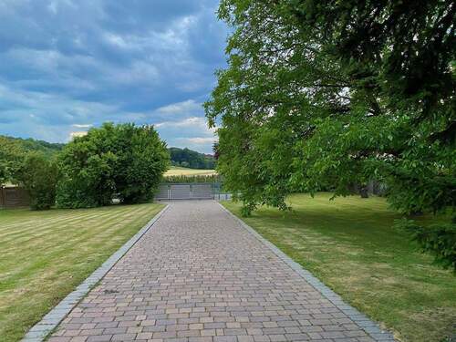 Auffahrt - Einfamilienhaus mit 300,00 m&sup2; in Affalterbach zum Kaufen