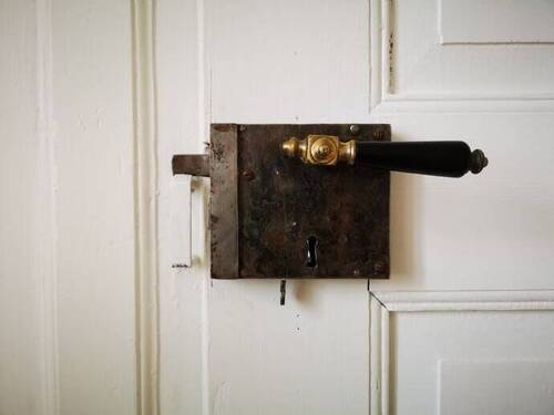 Rahmenfüllungstüren mit Kastenschlössern - 