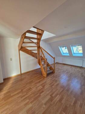 Wohnzimmer - 1 Monat Kaltmietenfrei! Sanierte, großzügige 2,5 Raum-Maisonette-Wohnung mit Dachterrasse