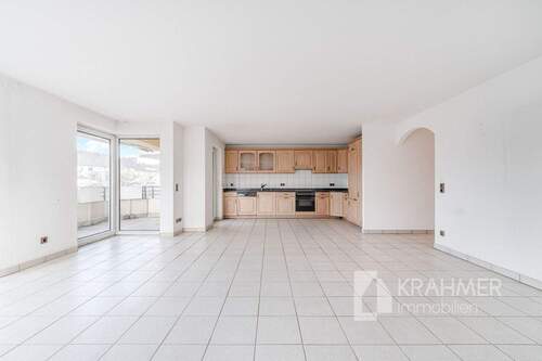 Wohnzimmer mit offener Küche - 