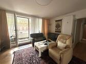 Wohnzimmer mit Zugang Balkon - 