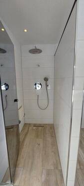 Bad - Dusche mit Spiegeltür - 