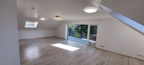 Wohnzimmer - Lichtdurchflutete Luxuriöse Wohnung mit großem Balkon