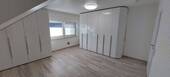 Schlafzimmer mit Einbauschrank - Etagenwohnung mit 117,00 m&sup2; in Ratingen zur Miete