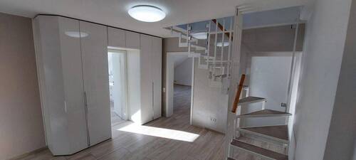 Diele mit Treppe Dachboden - 