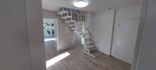 Diele mit Treppe Dachboden - 