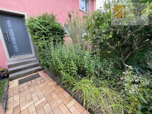 wild romantischer Vorgarten - Erdgeschosswohnung mit Terrasse, Gartenanteil und Garage