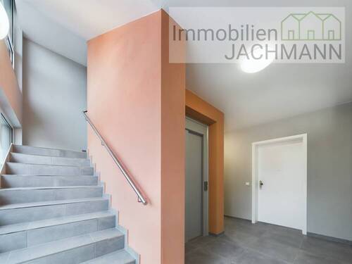 Treppenhaus mit Lift - 