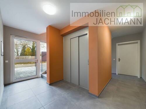 Treppenhaus mit Aufzug - 