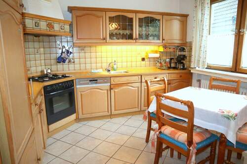 Küche mit Sitzgelegenheit - 