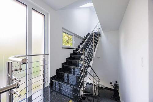 Treppenhaus - 7 Zimmer Mehrfamilienhaus, Wohnhaus in Ludwigsburg