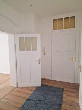 Flur - Stilvolle und frisch renovierte 3-Zimmer-Wohnung m. Balkon, neuem Laminat 'Dielenoptik' und Essküche