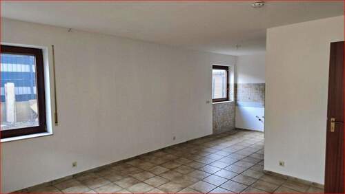 Wohn-/Schlafzimmer mit Sicht Richtung Küche - 1 Zimmer Etagenwohnung in Pforzheim