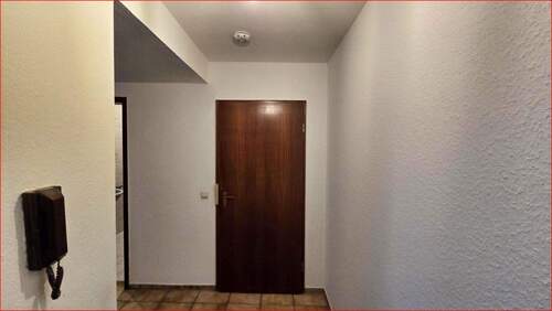 Flur mit Wohnungstür - 