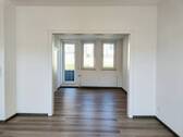 Wohnzimmer mit Durchgang ins Esszimmer - 