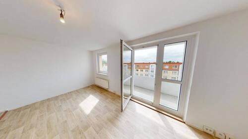 Wohnzimmer Vergleichswohnung - Neu sanierte Balkonwohnung nahe Zeisigwald