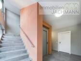 Treppenhaus mit Aufzug - 