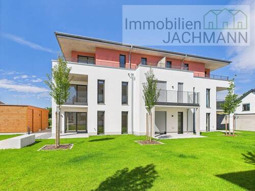 Süd-Ansicht Haus Bayerwald - Ihr neues Zuhause wartet auf Sie - Neue barrierefreie 2-Zimmer-Wohnung im Erdgeschoss mit Tiefgarage