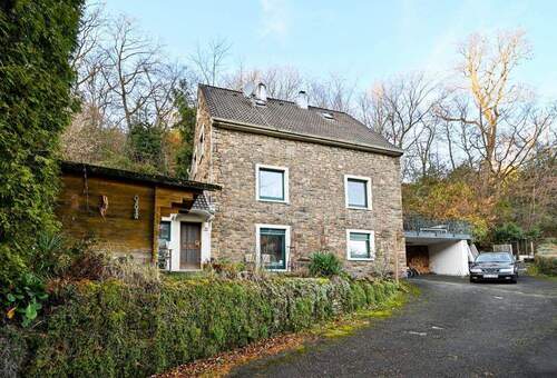 Außenansicht - Bruchsteinhaus im Grünen: Gepflegtes Einfamilienhaus mit großem Grundstück in Niederbonsfeld