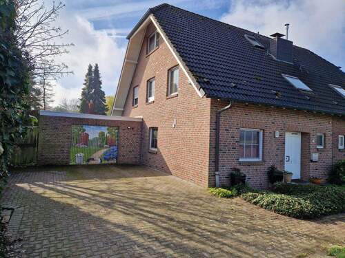 Hausfront - schöne große Doppelhaushälfte in Brüggen