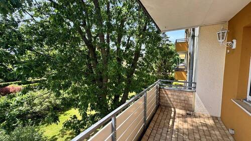 Blick vom Balkon ins Grüne - 