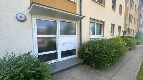 Hauszugang - Etagenwohnung mit 93,30 m&sup2; in Düsseldorf zum Kaufen