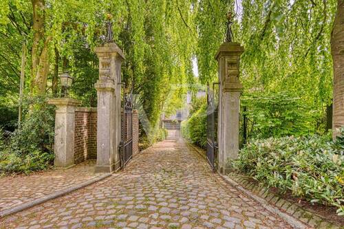 Auffahrt - 8 Zimmer Mehrfamilienhaus, Wohnhaus zum Kaufen in Stolberg (Rheinland) / Gedau