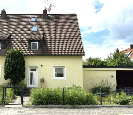 Eingang Ost - Einfamilienhaus mit 130,00 m² in Nürnberg zur Miete