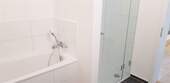 Bad mit Wanne und Dusche - 