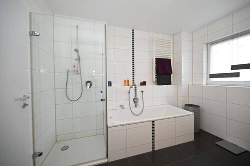 Badezimmer in Vollausstattung - 