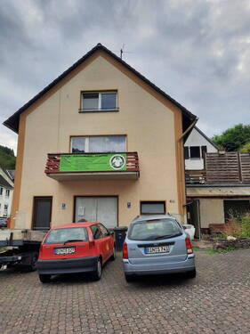 Hausansicht mit Balkon - 4 Zimmer Etagenwohnung zur Miete in Oberdiebach