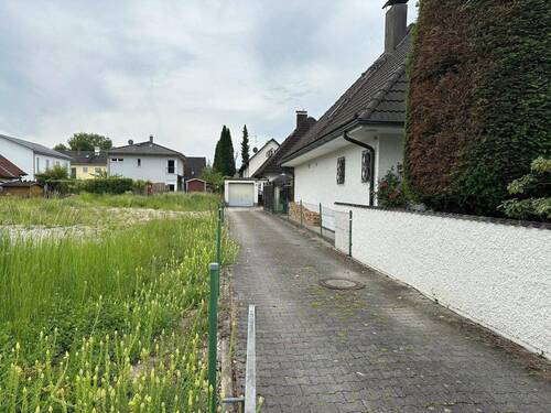 Einfahrt mit Garage - 