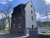 Straßenansicht - Freistehendes 3-Familienhaus zzgl. Anbau - vollvermietet mit Entwicklungspotenzial