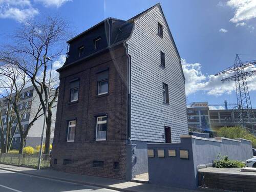 Straßenansicht - Freistehendes 3-Familienhaus zzgl. Anbau - vollvermietet mit Entwicklungspotenzial