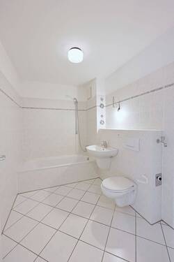 Bad mit Wanne und viel Platz - 