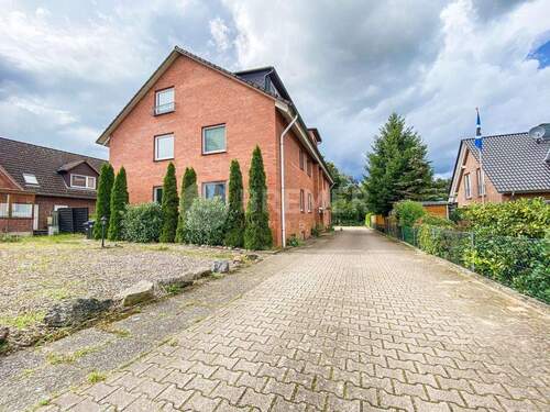 Bild 1 - Immobilienpaket: 4 Eigentumswohnungen in einem Mehrfamilienhaus mit Garagen und Carport